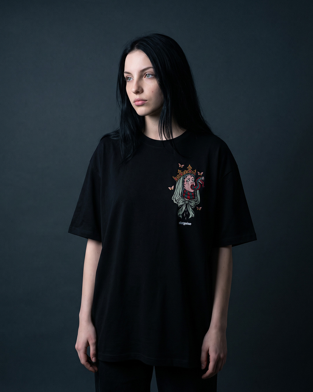 chorna-futbolka-oversize-martyr-front-lily