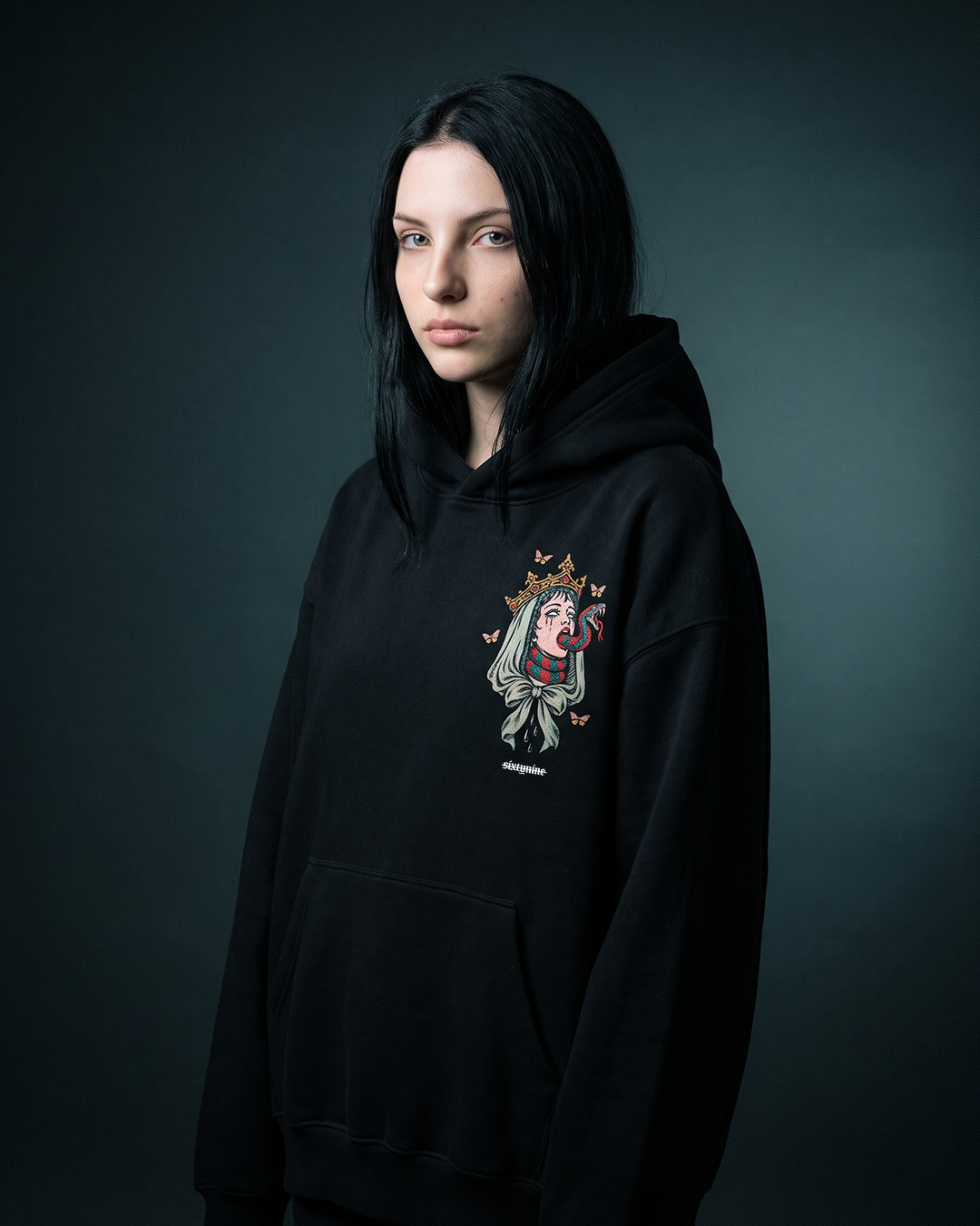 chorne-oversize-hudi-martyr-front-lily